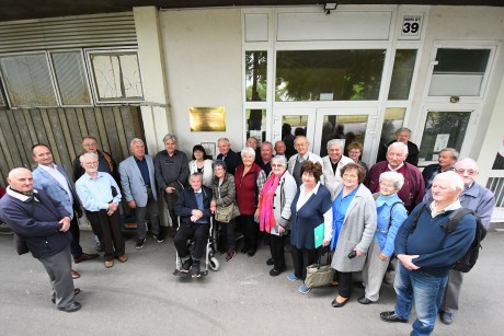 Emléktábla az ARÉV 50 évvel ezelőtt, különleges technológiával emelt lakóházán